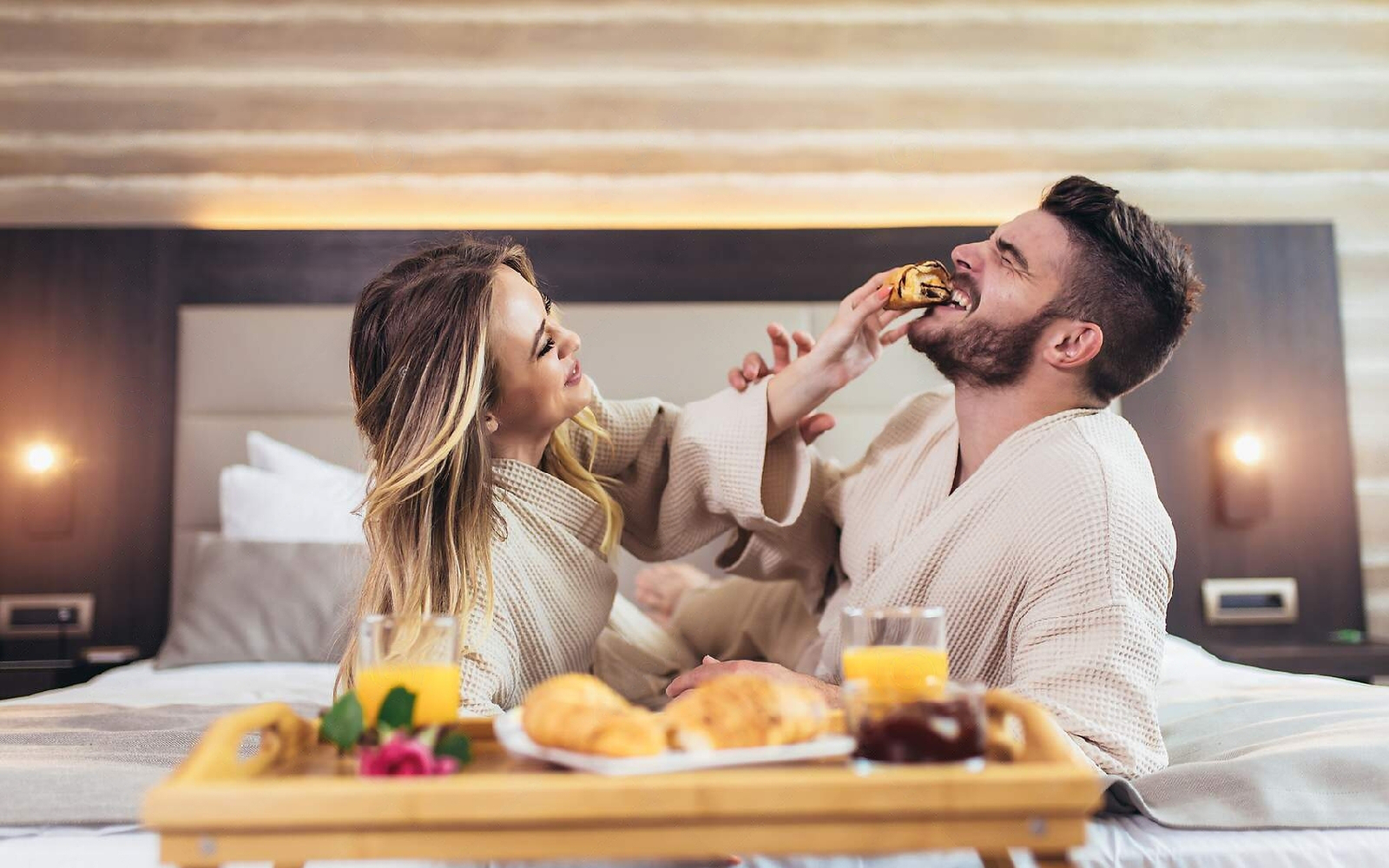 pareja desayunando