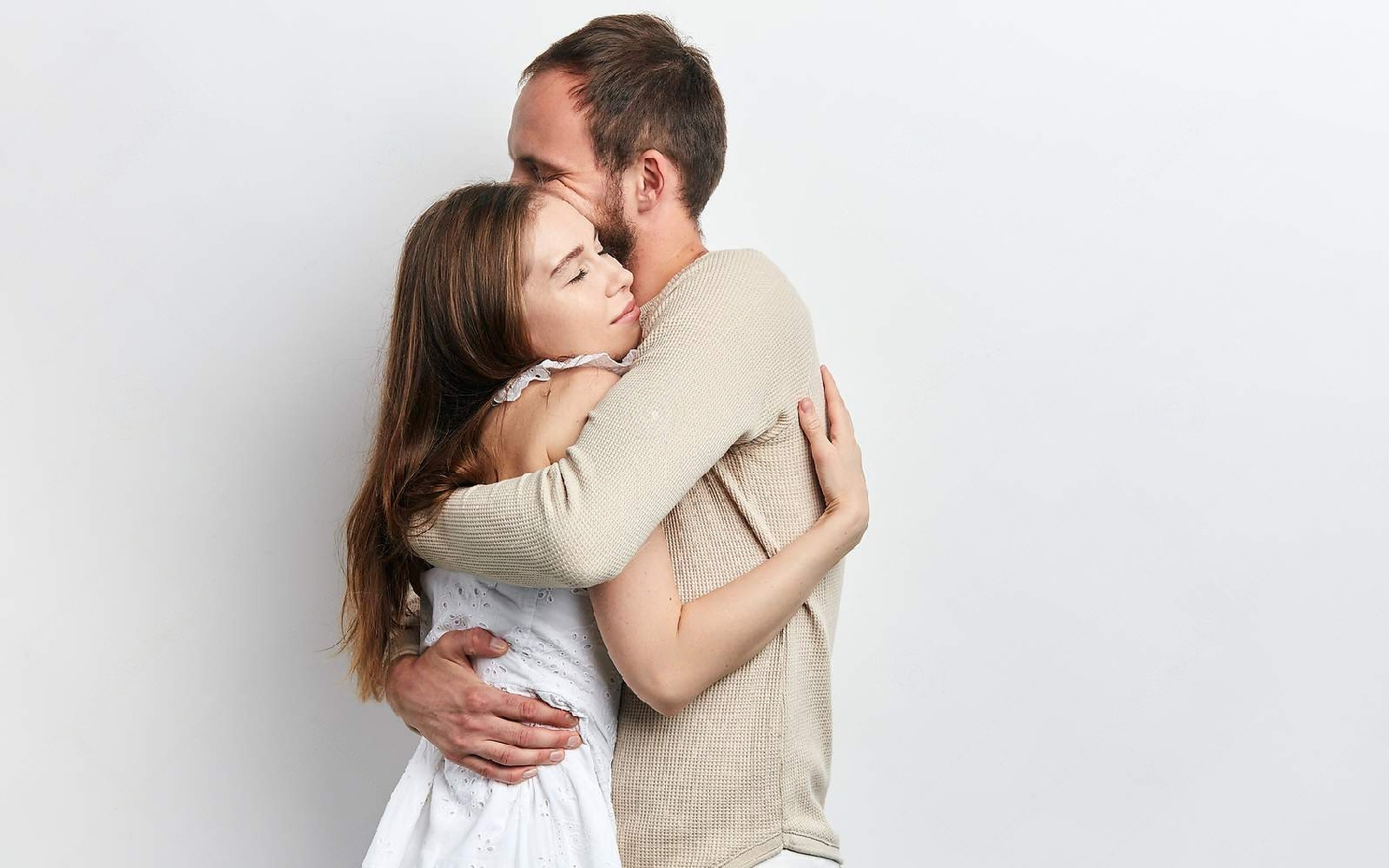 pareja abrazandose